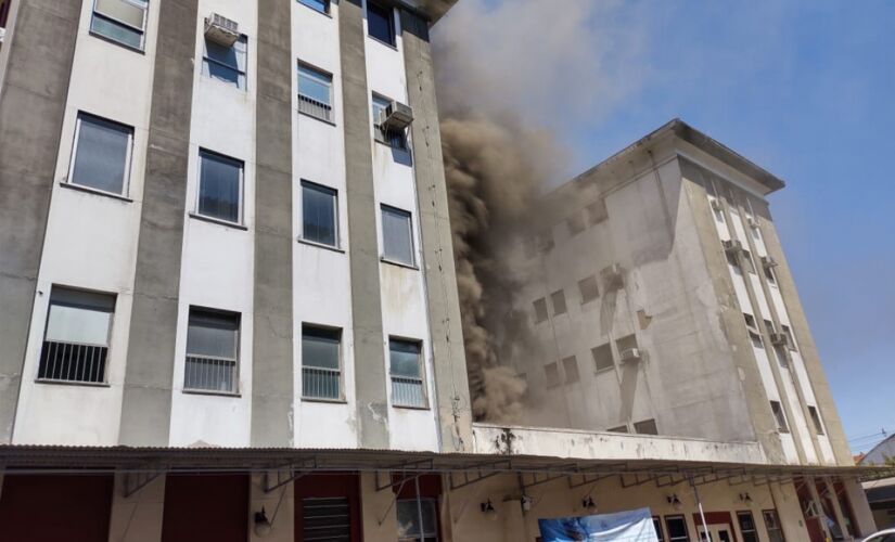 Devido à fumaça, a direção do hospital optou por esvaziar parte do Prédio 2 da instituição de saúde