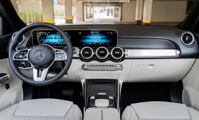 O cockpit do GLB 200 tem duas telas de 10,25 polegadas 