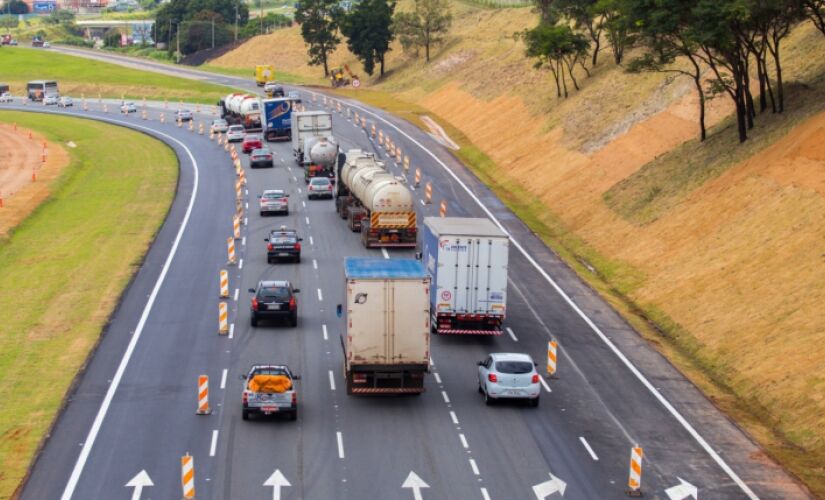 O feriado deste fim de semana deve colocar cerca de 2,6 milhões de veículos nas estradas paulistas até domingo de Páscoa