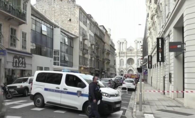 De acordo com a imprensa local, uma das vítimas foi decapitada e o suspeito está internado em estado grave