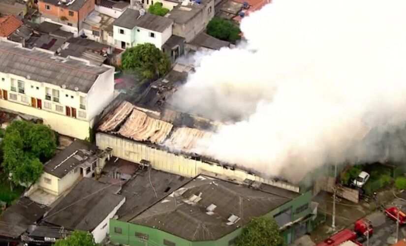 Dezoito carros do Corpo de Bombeiros foram acionados para controlar o fogo