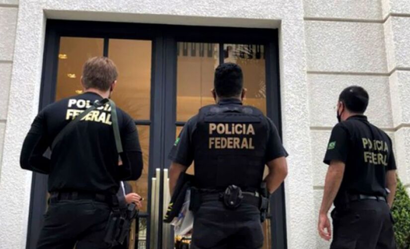 Agentes da polícia federal. 