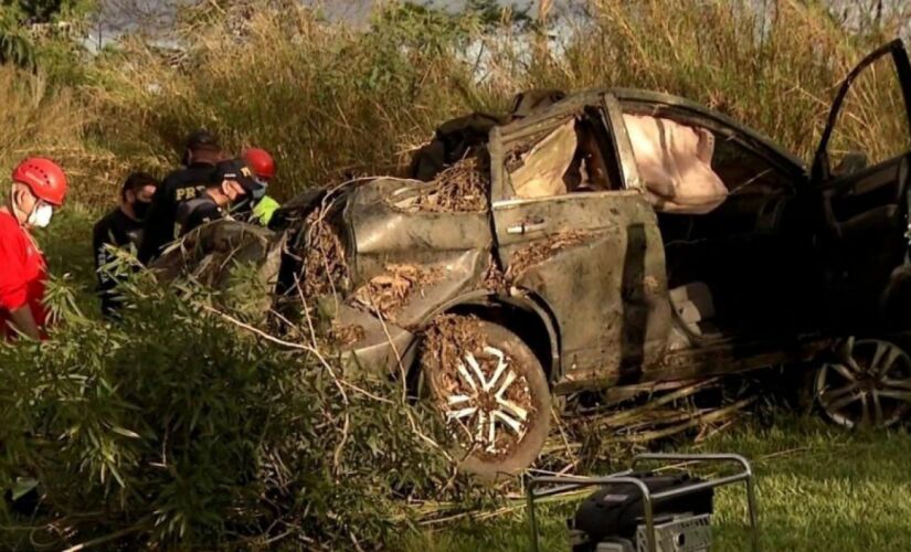 Automóvel foi achado pela Polícia Rodoviária Federal (PRF) em uma área de mata às margens da rodovia Presidente Dutra, em Santa Isabel