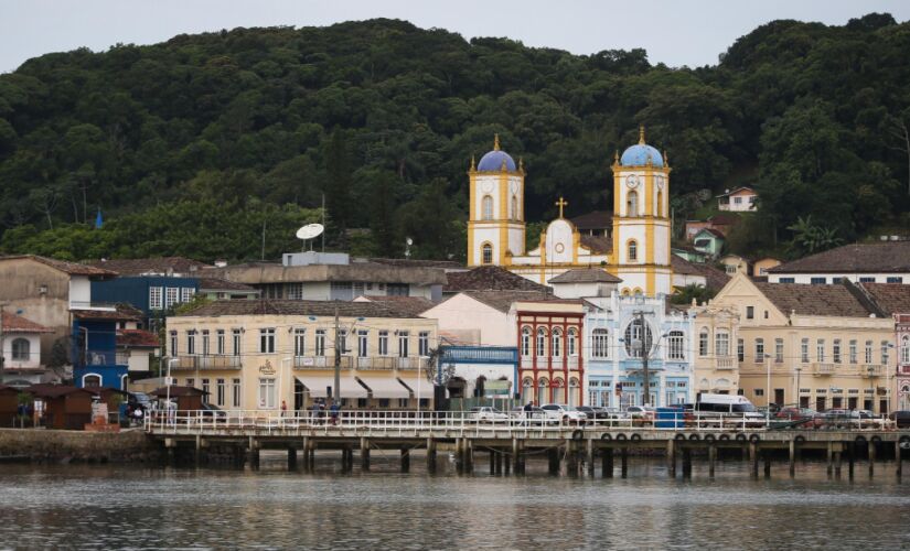 SÃO FRANCISCO DO SUL (SC). Fica perto de Joinville, no litoral catarinense, e uma de suas construções, o Forte Marechal Luz, tem uma vista privilegiada da orla. Mas o casario mostra influências portuguesas, espanholas, açorianas e alemãs - os imigrantes g
