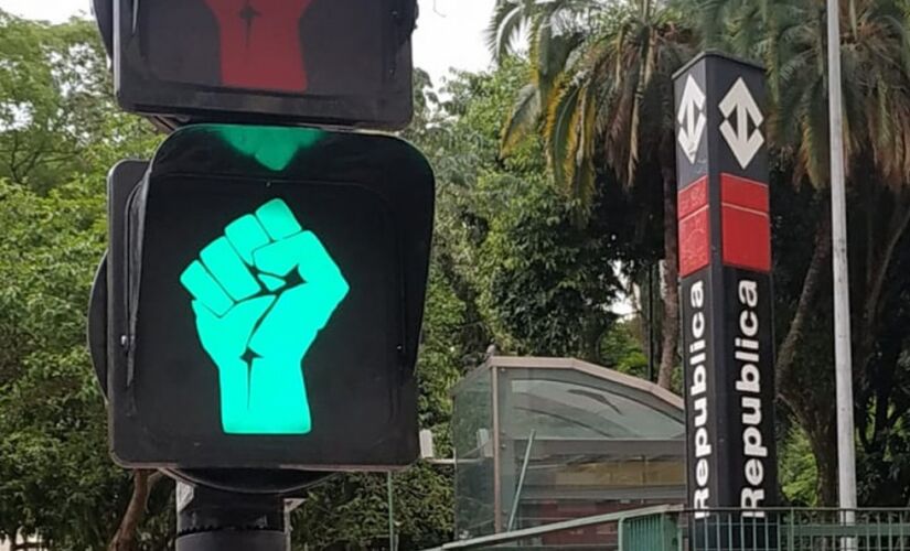 Símbolo de luta contra o racismo instalado em semáforo no Centro