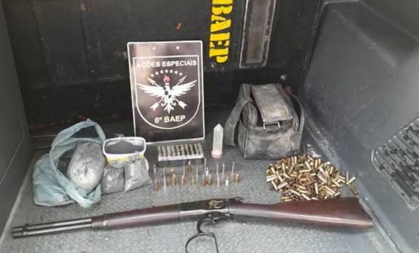 Foram apreendidos uma carabina Puma 357, nove munições calibre 357, seis munições de calibre .38, três munições 9 mm, três munições calibre .40, duas munições calibre .32, cartuchos de diversos calibres 