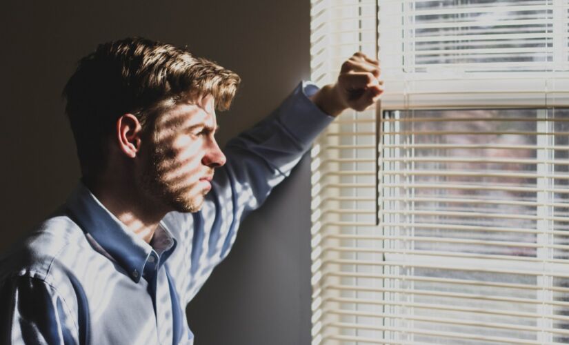 O receio, para quem precisa voltar ao dia a dia fora de casa, se justifica por uma série de 'aindas'