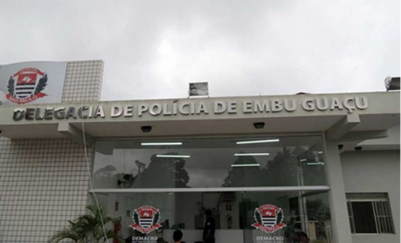 A Pol&iacute;cia Civil de Embu-Gua&ccedil;u procura por uma suspeita de 41 anos que teria matado e ateado fogo no corpo do pr&oacute;prio pai, de 65 anos