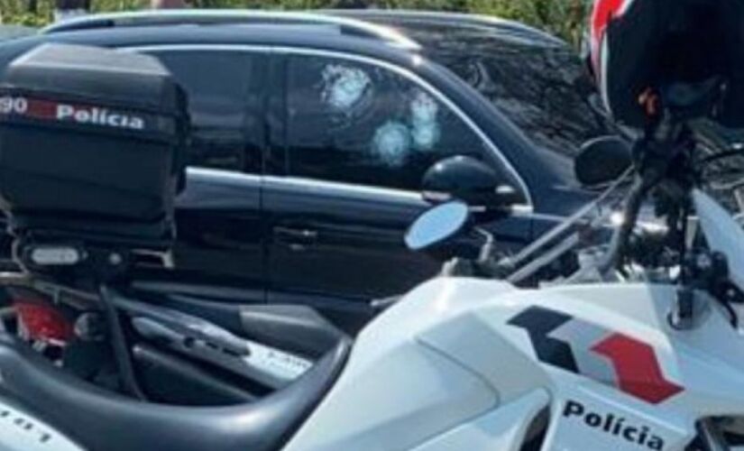 Veículo da candidata no Litoral após o atentado nesta quarta-feira