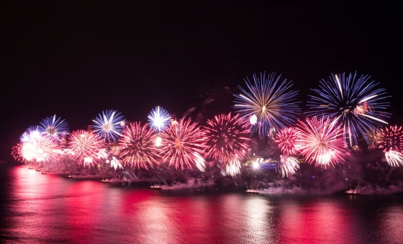 RIO DE JANEIRO: Os fogos em Copacabana v&atilde;o acontecer, mas sem p&uacute;blico, e com transmiss&atilde;o pela internet. A CVC tem um pacote de 4 dias e 3 noites, saindo no dia 30/12, com direito a hospedagem e caf&eacute; da manh&atilde;