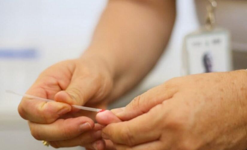Se o teste for positivo para HIV ou sífilis, uma nova amostra de sangue será coletada e enviada para teste laboratorial 