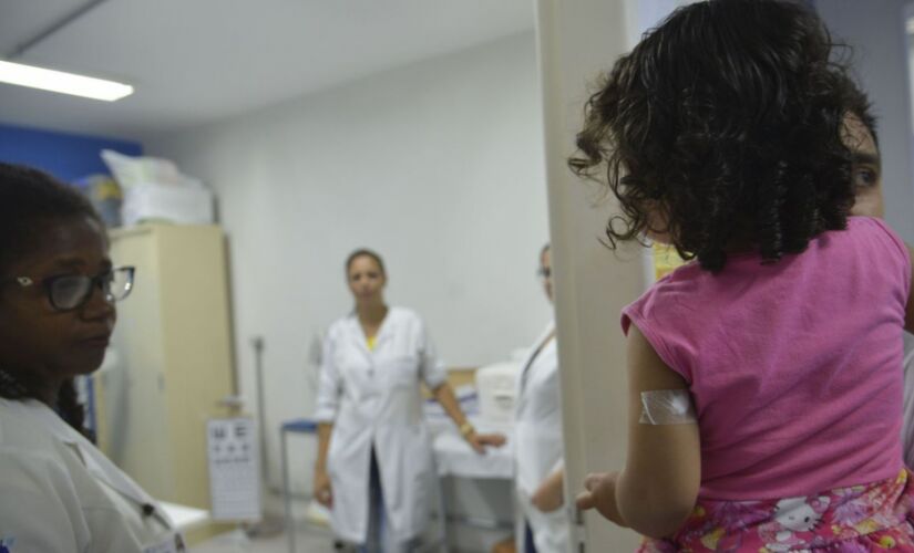 Campanhas de vacinação e atendimento básico precisam ser coordenadas pelos prefeitos em conjunto com Estado e União