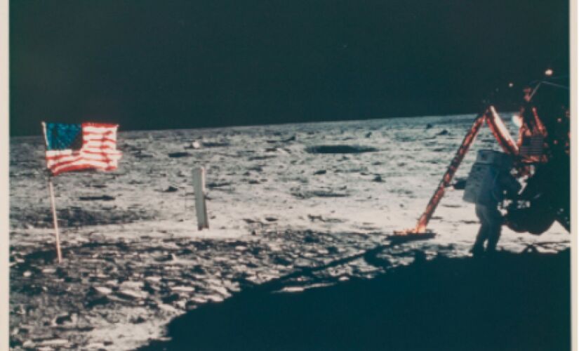 Imagem de Neil Armstrong, primeiro homem a caminhar no satélite,  pode atingir entre US$ 37,8 mil e US$ 63 mil no leilão