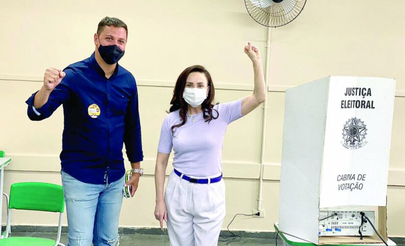 Ap&oacute;s votar, o candidato Daniel Bogalho acompanhou a deputada estadual e primeira dama da cidade, Analice Fernandes na escola Domingos Mignoni