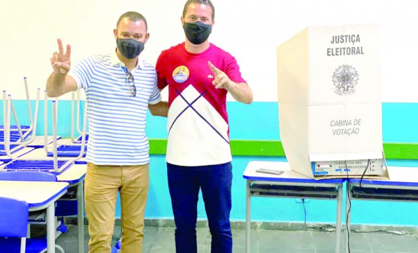 Eduardo N&oacute;brega (esq.) e prof. Moreira, durante vota&ccedil;&atilde;o no &uacute;ltimo domingo na escola L&uacute;cia der Castro