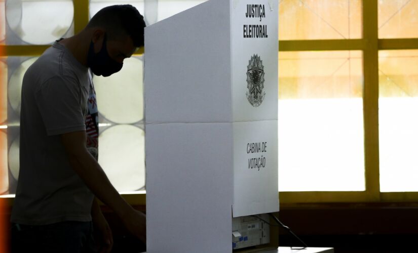 Foram registrados 218 mil votos brancos e 488,8 mil nulos, n&uacute;mero equivalente a quase 15% dos votos v&aacute;lidos
