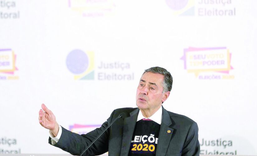 O presidente do TSE (Tribunal Superior Eleitoral), o ministro Lu&iacute;s Roberto Barroso durante entrevista na tarde deste domingo 