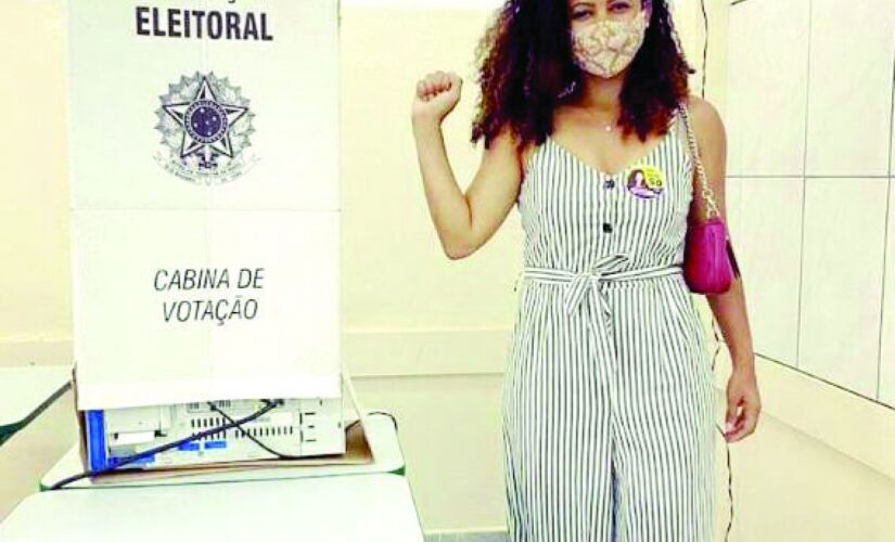 Candidata Najara Costa votou na escola estadual Heitor Cavalcante, no Jardim Record