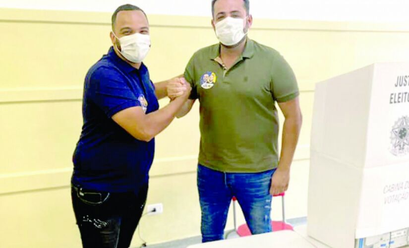 Prefeito reeleito Ney Santos (dir.) ao lado do vice-prefeito eleito, Hugo Prado em Embu das Artes 
