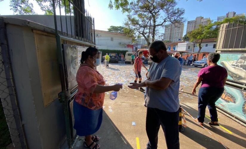 Eleitores deverão limpar as mãos com álcool em gel antes e depois de votar