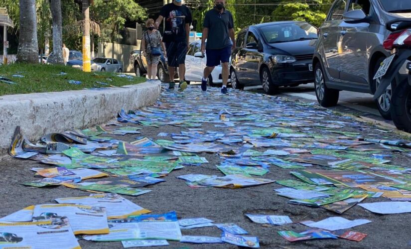  A prática é proibida e configura propaganda irregular conforme disposto na Lei das Eleições 9.504/97, artigo 39, parágrafo 5º, inciso 3º