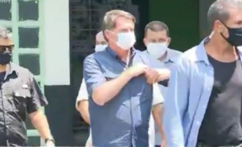 Jair Bolsonaro saindo da escola