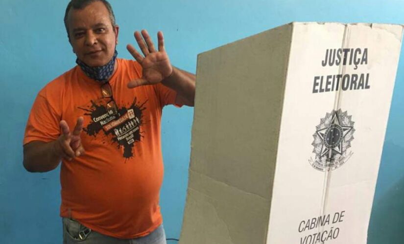 Plínio do Pirajuçara (Solidariedade), votando no colégio Neusa Demétrio