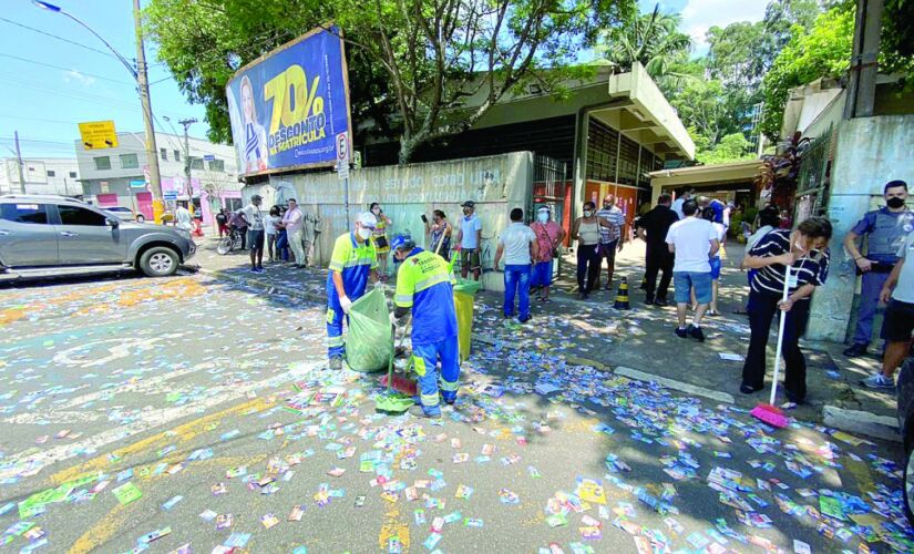 A sujeira fica concentrada principalmente em frente aos locais de vota&ccedil;&atilde;o e representa risco aos idosos e pessoas com dificuldade de locomo&ccedil;&atilde;o