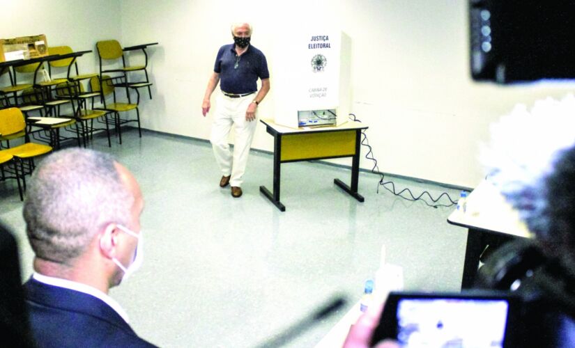 Michel Temer foi o primeiro a votar em sua se&ccedil;&atilde;o eleitoral