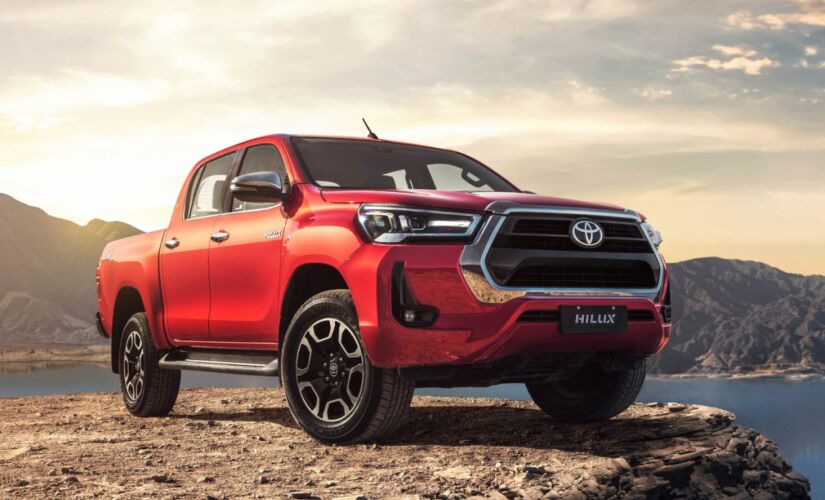 A Hilux 2021 vem com faróis em led, rodas de liga leve, extensão dos para-lamas e com motores a diesel e bicombustível