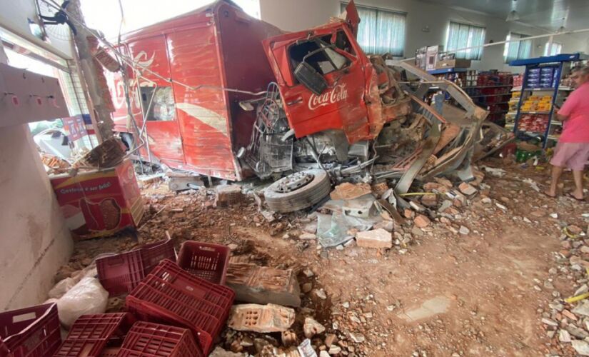 Dois funcionários do mercado estão em estado grave