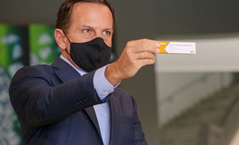 Governador Jo&atilde;o Doria mostra dose de vacina contra a Covid-19