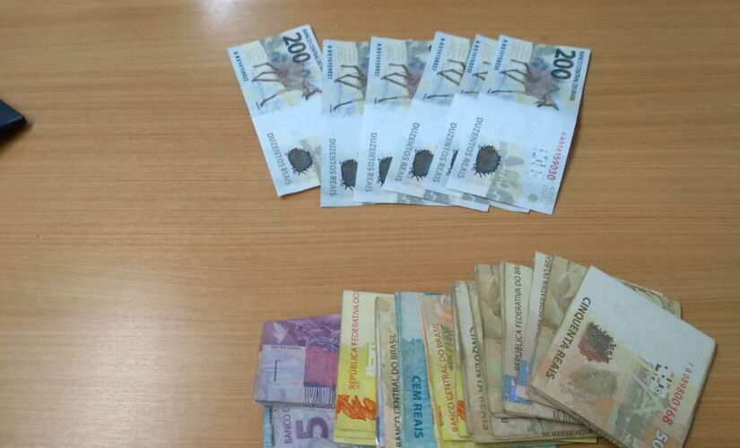 Com os criminosos foram apreendidas notas falsas de R$ 200 e uma quantia que somava R$ 1.651