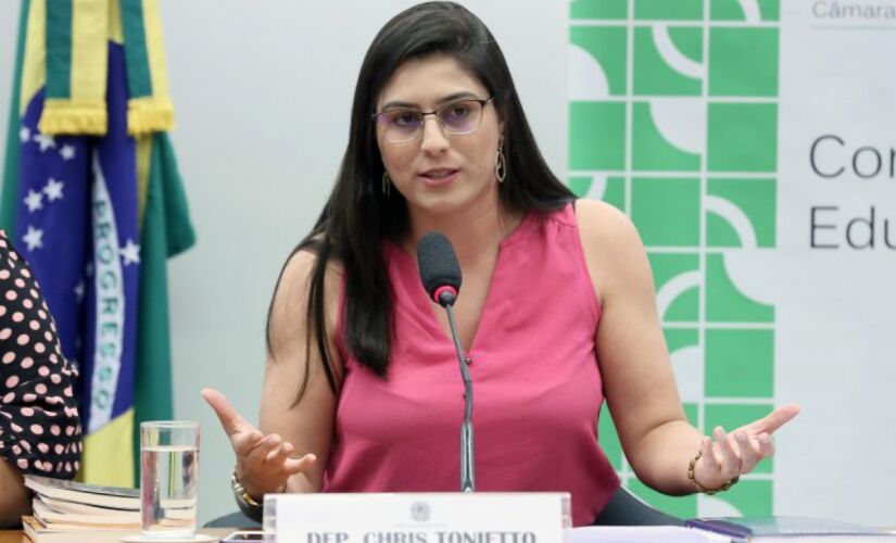 A deputada Chris Tonietto (PSL-RJ) é a autora do proejto