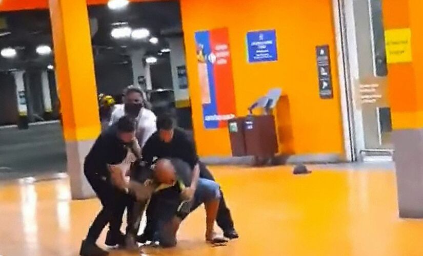 Jo&atilde;o Alberto foi espancando at&eacute; a morte nas depend&ecirc;ncias do Carrefour, em Porto Alegre, no dia 19 de novembro 