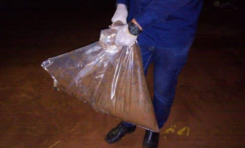 De acordo com a Polícia Civil, as covas onde estavam os cadáveres tinham cerca de 1,5 metro de profundidade