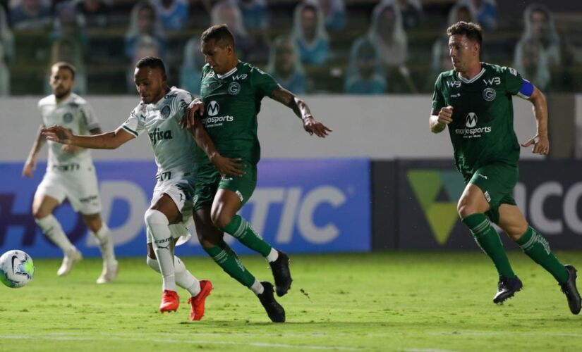 O jogador Fabricio, da SE Palmeiras, disputa bola com o jogador David Duarte, do Goiás EC