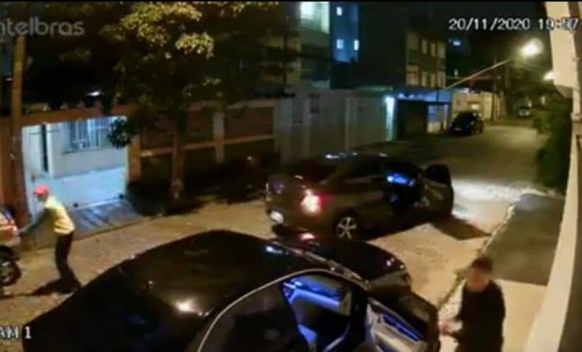 Câmeras de segurança de uma residência registraram o momento em que três suspeitos realizaram um arrastão na rua Manoel Ferraz, no ABC Paulista