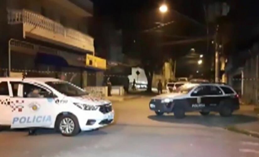 De acordo com a polícia, testemunhas informaram que o suspeito estava acompanhado por uma mulher e criança