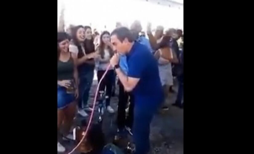 Prefeito de Mogi das Cruzes é flagrado em festa sem máscara e fumando narguilé