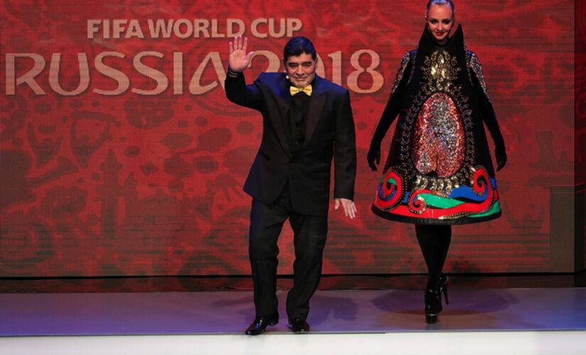 Maradona durante sorteio de grupos para a Copa do Mundo da Rússia