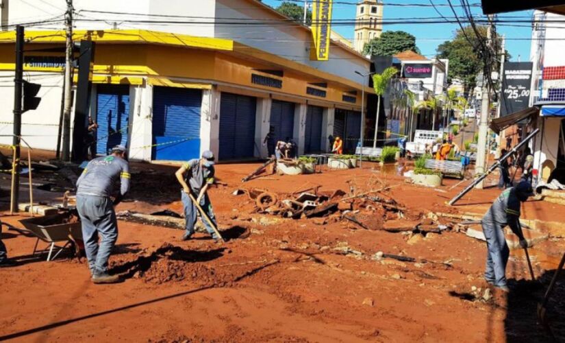 Equipes enviadas pela Prefeitura de São Carlos estão trabalhando desde a noite de quinta-feira na limpeza da cidade