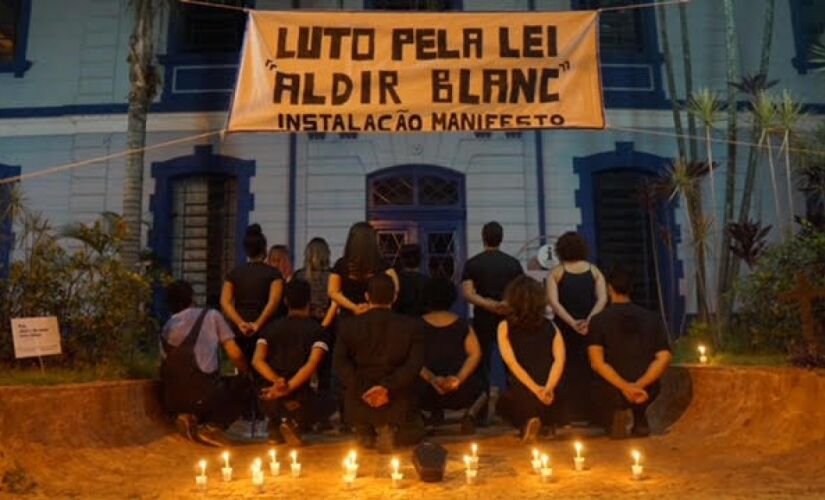 Foram acesas velas em frente à Secretaria de Cultura e Turismo