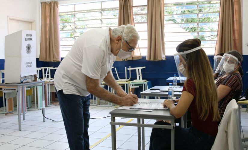 Aqueles que tiverem sido diagnosticados com o vírus nos 14 dias antecedentes não devem participar das eleições