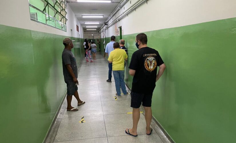 Fila de votação na escola estadual Laurita Ortega Mari, no Jardim Clementino em Taboão da Serra