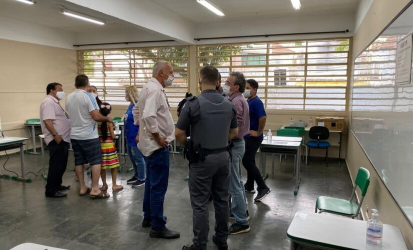 Fiscais, mesários e policiais militares avisaram a eleitora sobre o crime