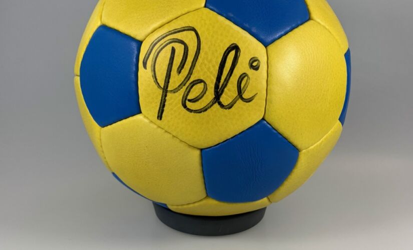Bola autografada por Pelé