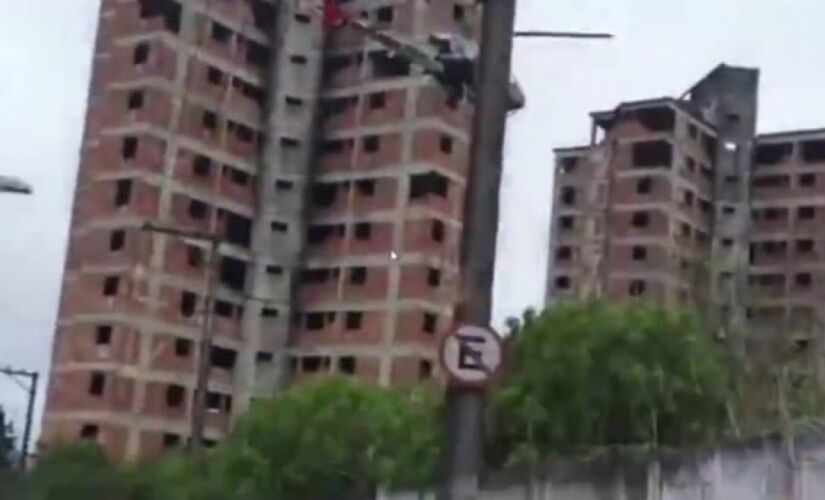 Diferentemente do bungee jumping, o rope jumping &eacute; feito com cordas de rapel geralmente da cobertura de pr&eacute;dios abandonados