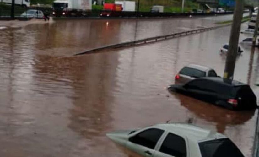 Em Taboão da Serra, a rodovia Régis Bittencourt (BR-116) precisou ser interditada