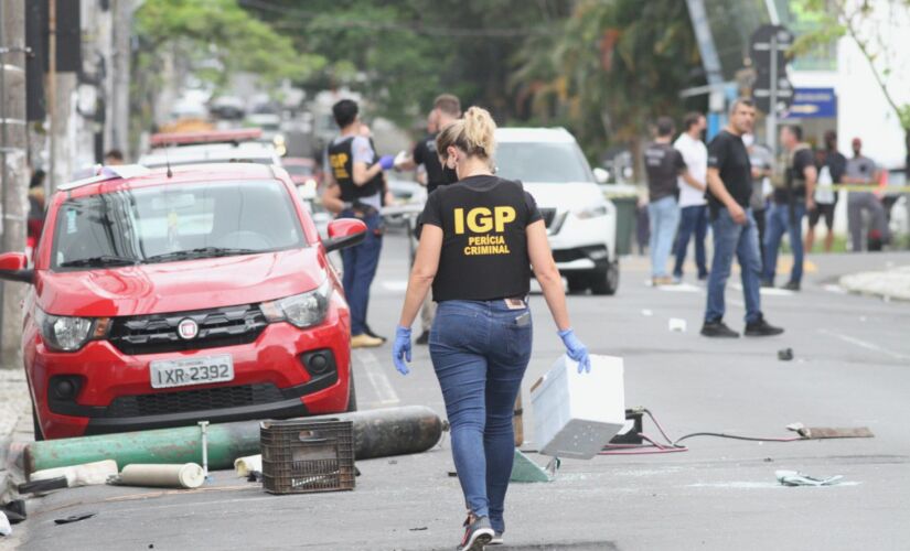 Parte do dinheiro ficou espalhada pelas ruas do município e os criminosos fugiram após o crime 